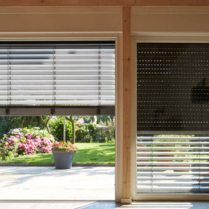 En el interior de la casa, los cajones de los respectivos elementos de protección solar están alineados exactamente con los postes que soportan la construcción de madera.